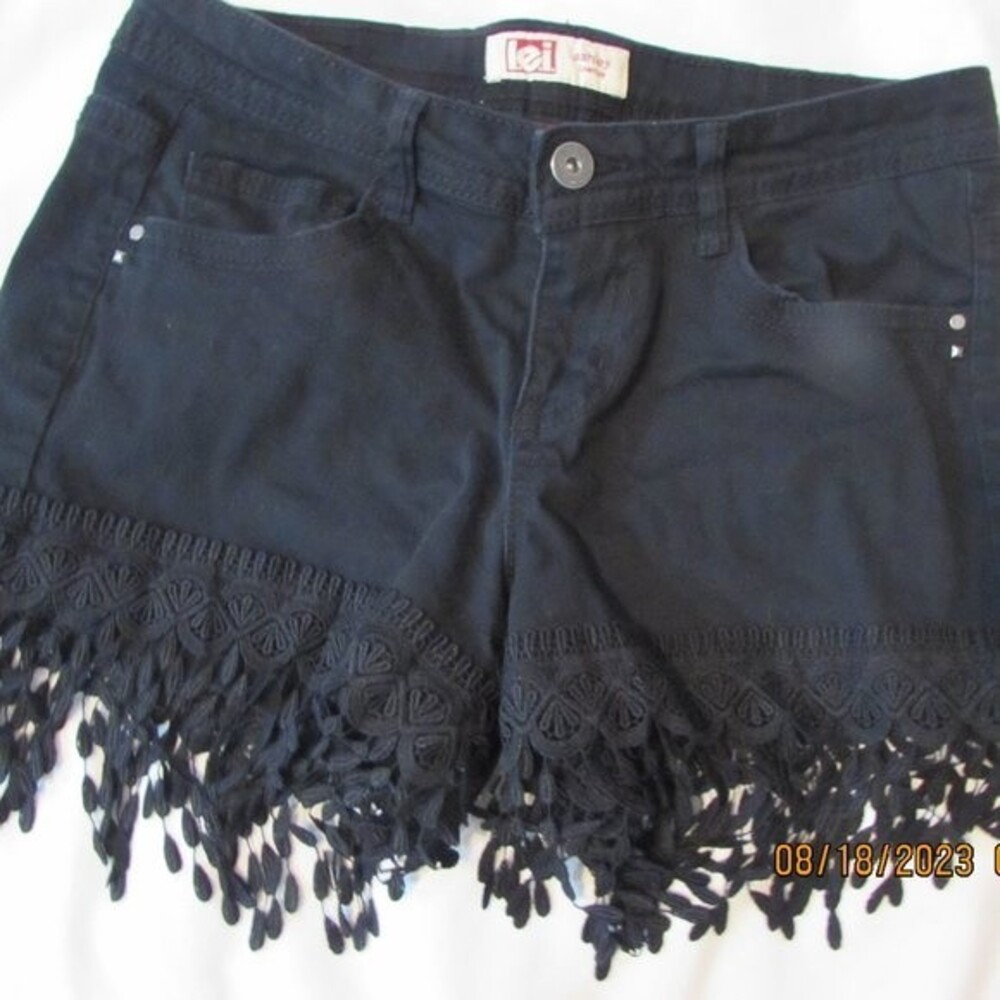 L.E.I. ASHLEY LOWRISE SIZE 3 BLACK DENIM JEAN SHORTS LACE DETAIL